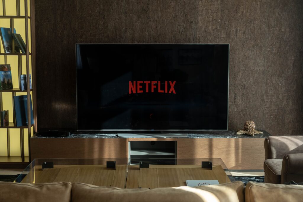 ¿Qué es la Inteligencia Artificial y cómo funciona? (Guía completa para principiantes) Netflix utilizando inteligencia artificial para recomendar películas y series según los gustos del usuario.