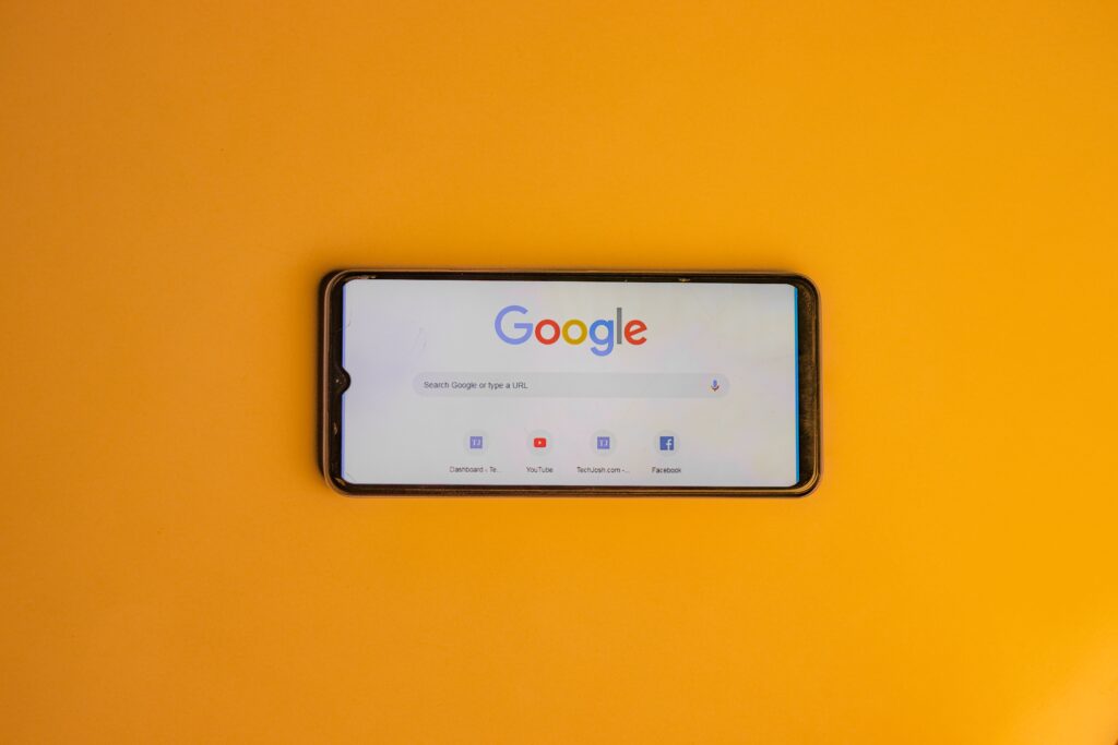 ¿Qué es la Inteligencia Artificial y cómo funciona? (Guía completa para principiantes) Google aplicando inteligencia artificial para mejorar las búsquedas y ofrecer resultados personalizados.