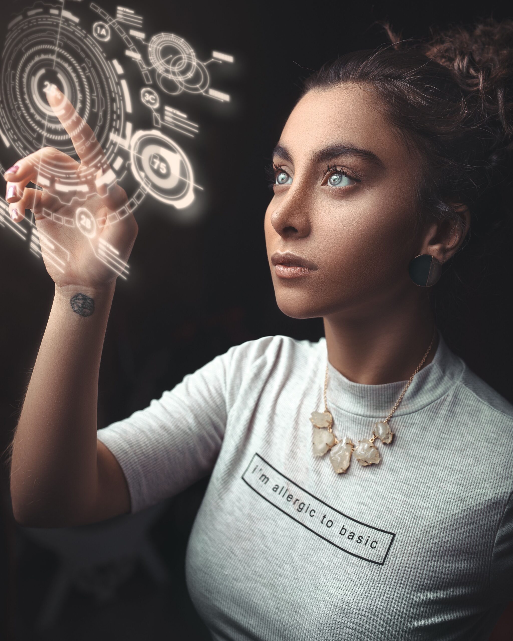 ¿Qué es la Inteligencia Artificial y cómo funciona? (Guía completa para principiantes) inteligencia artificial aplicada en tareas cotidianas como redacción, búsqueda de información y automatización digital.